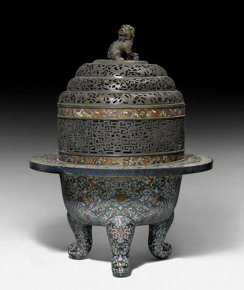 A LARGE CLOISONNÉ TRIPOD INCENSE BURNER AND OPENWORK LID WITH FO DOG.