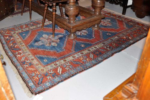 KASAK old.With a red and blue central field, three star-shaped medallions and a red border. Good condition, 150x220 cm.