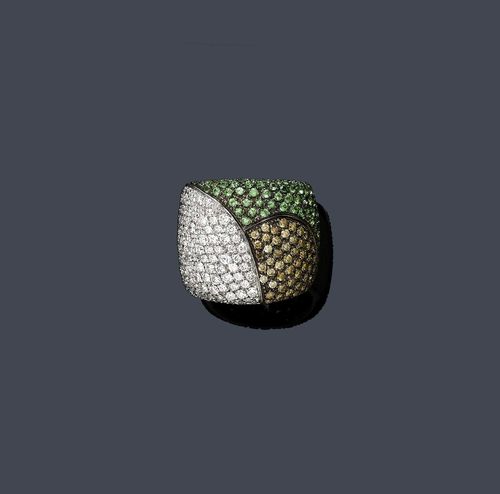 DIAMOND AND TSAVORITE RING. White gold 750, 25g. Decorative broad band ring, the top divided into 3 sectors and set throughout with numerous cognac-coloured brilliant-cut diamonds weighing ca. 0.80 ct, white brilliant-cut diamonds weighing ca. 1.50 ct and tsavorites weighing ca. 1.00 ct. Size ca. 54.
