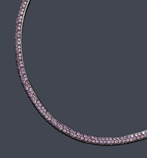 PINK SAPPHIRE NECKLACE. White gold 750, blackened, 42g. Decorative, modern flexible choker, the links set throughout with numerous pink sapphires weighing ca. 20.70 ct. L ca. 40 cm.