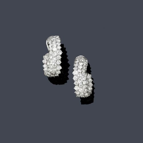 DIAMOND EAR CLIPS. White gold 750. Casual-elegant Creole ear clips, each set throughout with 52 brilliant-cut diamonds weighing ca. 8.00 ct. Ca 2.7 cm.