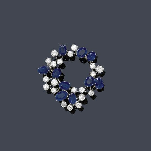 SAPPHIRE AND DIAMOND BROOCH, ca. 1950. Platinum ca. 900. Fine, round brooch set with 10 oval sapphires weighing ca. 7.20 ct and 20 brilliant-cut diamonds weighing ca. 3.50 ct. Ca. 4 cm Ø.