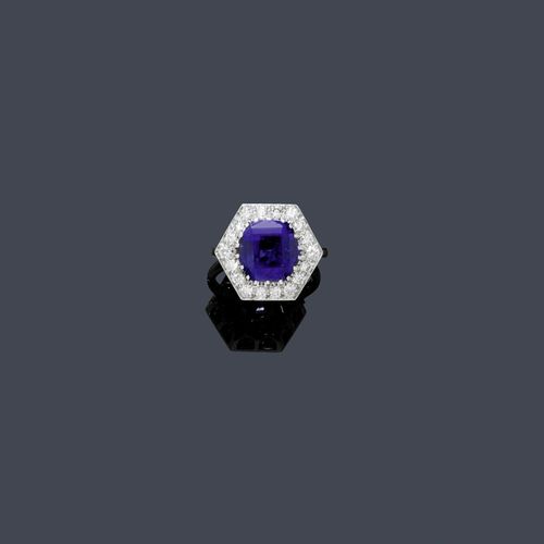 CEYLON SAPPHIRE AND DIAMOND RING, ca. 1950. White gold 750. Classic-elegant ring, the top set with 1 hexagonal, unheated, very fine Ceylon sapphire of 9.93 ct, min. signs of wear, within a border of 18 pavé-set brilliant-cut diamonds weighing ca. 0.50 ct. Size ca. 55,5. With GPL Report No. 03683, January 2011.
