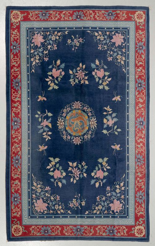 CHINA antique.Blue central field with a central medallion, patterned with floral motifs, red edging, 195x293 cm.