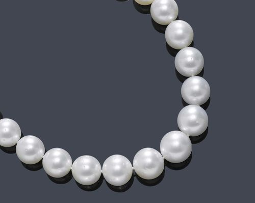 A PEARL AND DIAMOND NECKLACE. White gold 750. 33 South Sea cultured pearls of ca. 12 - 15.3 mm Ø and set with 8 brilliant-cut diamonds of a total of ca. 0,08 ct. L ca. 46 cm.