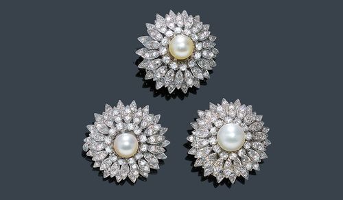 A SET OF A DIAMOND AND PEARL BROOCH AND A PAIR OF CLASPS. White gold 750. Set with 84 single-cut diamonds and 1 cultured pearl of ca. 7.7 mm Ø. In addition, two clasps each set with 1 cultured pearl of ca. 6.8 mm Ø. Total weight of the 252 single-cut diamonds ca. 4.30 ct.