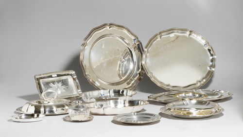 GROUP OF PIECES OF TABLEWARE.