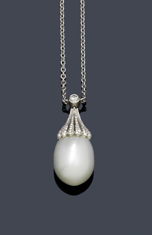 PEARL AND DIAMOND NECKLACE, MAJO FRUITHOF. White gold 750. Casual-elegant pendant set with 1 large, egg-shaped South Sea cultured pearl of ca. 20 x 14.2 mm Ø and with fine lustre mounted on a diamond-set, chalice-shaped attache of ca. 1.00 ct, on a fine anchor chain. L ca. 40.5 cm.
