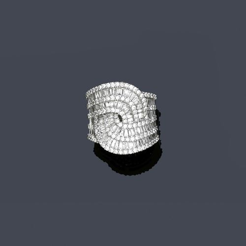 DIAMOND RING. White gold 750. Attractive crossover ring, the top set with two intertwined loop motifs, each of one double-row of baguette-cut diamonds within a border of brilliant-cut diamonds. Total weight of the diamonds ca. 4.30 ct. Size 56.