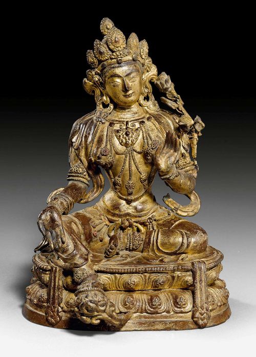 A GOLD LACQUERED WOODEN FIGURE OF THE GREEN TARA. Tibeto-chinese, 17th/18th c. Height 24 cm.