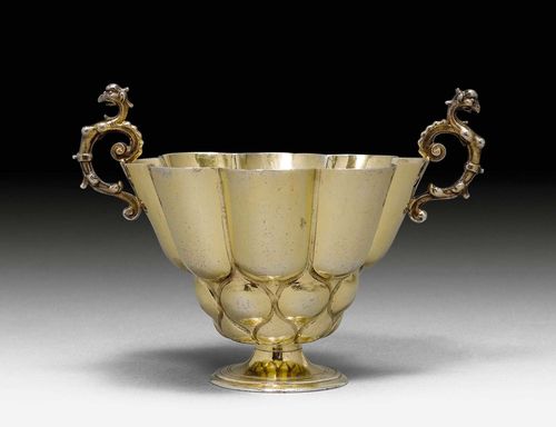 SILVER-GILT FOOTED BEAKER, Augsburg 1st half of the 17th century. With maker's mark. Handles adorned with bird heads. H 7 cm, 150g. Provenance: Private collection, Vaud.