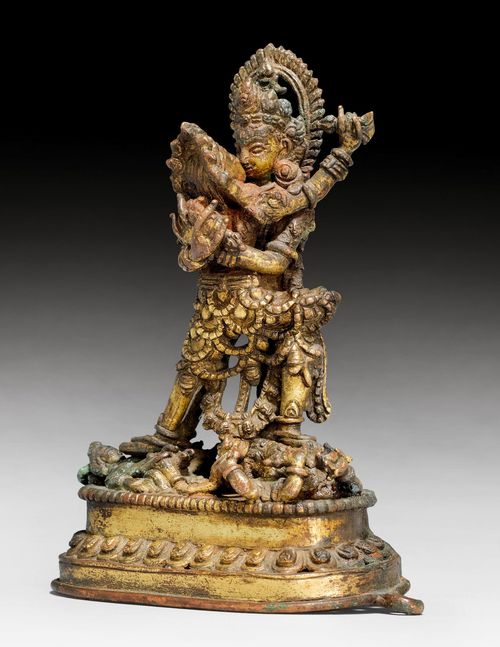 銅合金雙修佛立像。尼泊爾，16/17世紀，高12.5釐米。