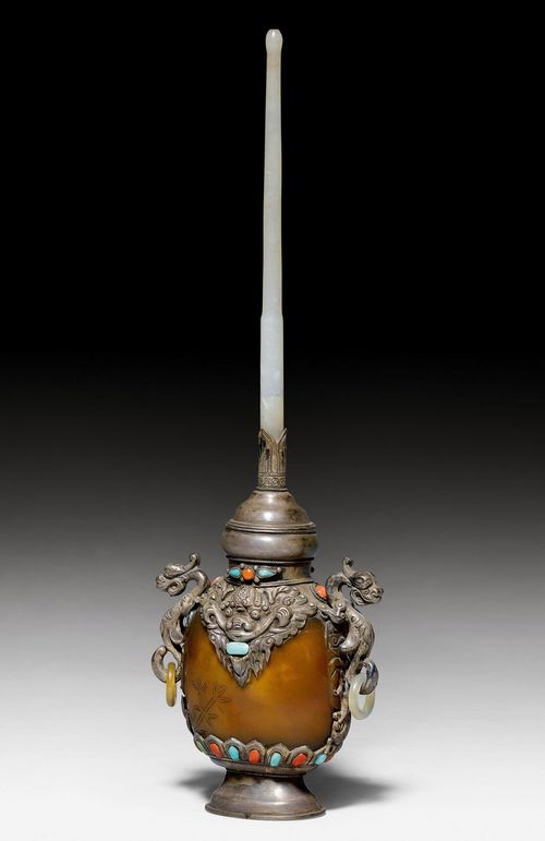 AN AGATE SNUFF BOTTLE IN MONGOLIAN SILBER MOUNTS WITH A LONG WHITE JADE SPOUT.