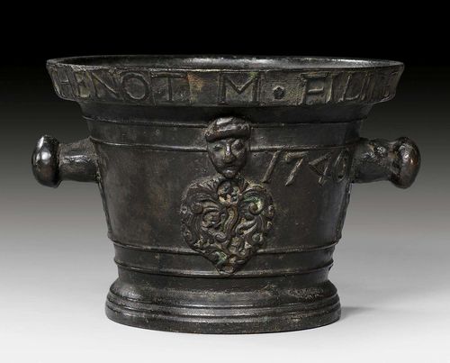 MORTAR WITH PESTLE,Baroque, France, dated 1740. Bronze. The walls with small masks and writing. H 11.5 cm. D 12 cm. Pestle L 20 cm.