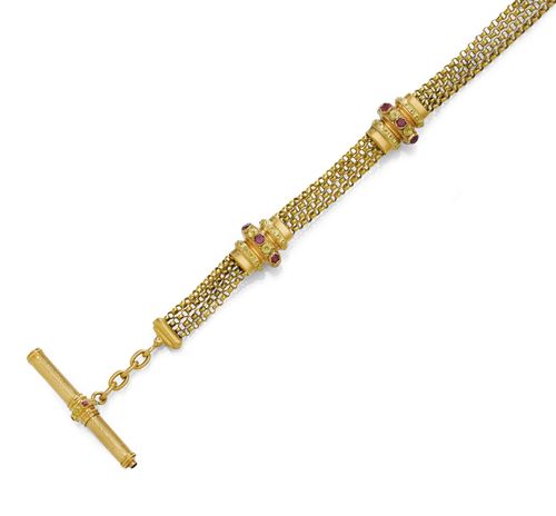 WATCH CHAIN WITH WATCH KEY, ca. 1850. Yellow and pink gold 750, 28g. Decorative, square belcher chain with 2 finely decorated, cylindrical sliders, each with 3 finely engraved yellow gold rings and each with 6 red glass stones. Matching key with yellow gold ring and 3 red stones. L ca. 32 cm.
