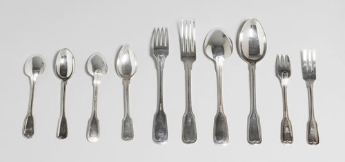 LOT COMPRISING 2 SETS OF CUTLERY AND 1 SET OF COFFEE SPOONS OF A DIFFERENT STYLE