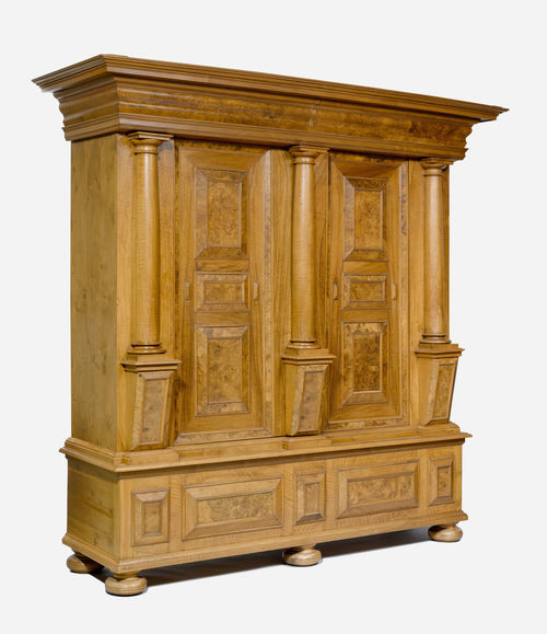 CABINET WITH PILLARS,