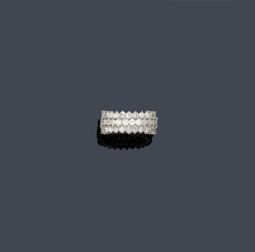 DIAMOND RING, ca. 1950. Platinum alloy with low fineness. Classic-elegant band ring, the three rows set throughout with 78 brilliant-cut diamonds weighing ca. 5.00 ct and of fine quality. Size ca. 53.
