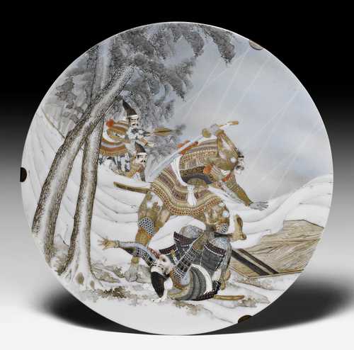 TWO GILT AND POLYCHROME ENAMELED PORCELAIN PLATES WITH SAMURAI WARRIORS IN COMBAT.