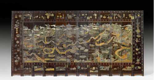 LARGE TWELVE-PART SCREEN WITH COROMANDEL LACQUER,Louis XIV/Regence, China, around 1700. Exceptionally finely lacquered wood. H 232 cm, W total 564 cm. Provenance: - According to tradition, formerly part of the interior of a Beijing palace, brought by ship to America during the Boxer Rebellion 1898-1900. - Private collection, USA.