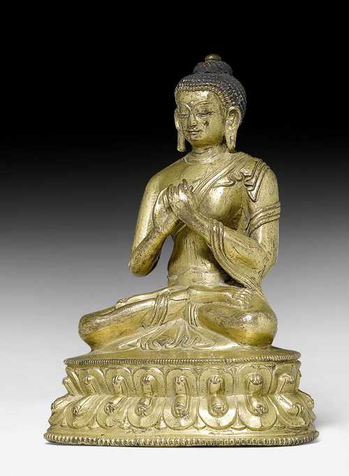 鎏金銅合金製毗盧遮那佛像。