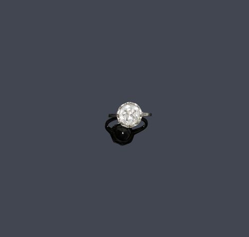 DIAMOND RING, ca. 1935. White gold. Classic solitaire model, the top set with 1 old European cut diamond of ca. 2.95 ct, ca. K/VVS, set in a decorative eight-prong chaton. Size ca. 57. With copy of the insurance estimate, October 1989.