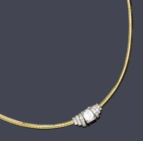 A DIAMOND NECKLACE. Yellow gold 750. Set with 1 emerald-cut diamond of ca. 2.36 ct, ca. J/ VVS2 and 26 princess-cut diamonds of a total of ca. 0.70 ct. L 43 cm. With case. Tested by Gemlab.