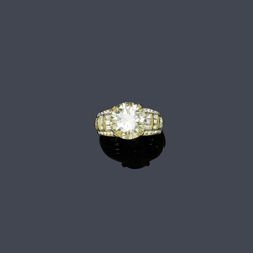 A DIAMOND RING. Yellow gold 750. Set with one diamond of ca 5.05 ct, ca. M/ SI2 and baguette-cut diamonds of a total of ca. 1.00 ct. Size 50.