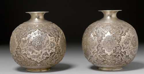 A PAIR OF SPHERICAL SILVER VASES WORKED WITH BIRD AND FLOWER DECORATION. Persia, 20th c. H 15 cm. Two punches: "84" and one in Persian script. (2)