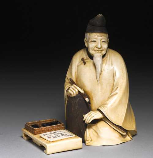 AN IVORY OKIMOMO OF A SCHOLAR. Japan, 19th/20th c. H 12.5 cm. Ivory coloured in parts. Signature in a cartouche: Ryôsei.