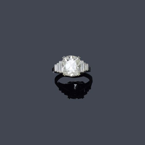 A DIAMOND RING, circa 1950. Platinum. Set with 1 diamond of ca. 4.95 ct, ca. K/ SI1 and 6 baguette-cut diamonds of a total of ca. 0.50 ct. Size 54.