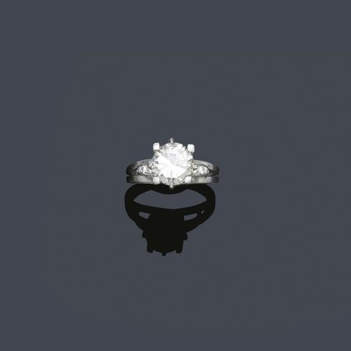 A DIAMOND RING, circa 1950. Platinum. Set with 1 diamond of 2.85 ct, I/VS1. and 6 diamonds of a total of ca. 0.08 ct. Size ca. 56.5. With Gemlab report no. 2736/10. July 2010.