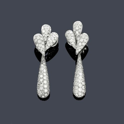 DIAMOND EAR PENDANTS. White gold 750. Casual-elegant ear clips with studs, each of 1 removable, diamond-set drop-shaped motif flexibly mounted on a clip part designed as a stylized leaf. In total, ca. 260 brilliant-cut diamonds weighing ca. 2.50 ct. L ca. 4.6 cm.