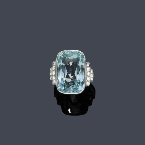 AQUAMARINE AND DIAMOND RING, ca. 1935. Platinum. Decorative ring, the top set with 1 antique-oval aquamarine of ca. 25.00 ct, flanked by 16 single-cut diamonds weighing ca. 0.40 ct. Size ca. 52.