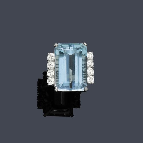 AQUAMARINE RING, ca. 1950. White gold ca 700. Classic-elegant ring, the top set with 1 step-cut aquamarine of ca. 22.00 ct, flanked by 8 brilliant-cut diamonds weighing ca. 1.20 ct. Size ca. 52.
