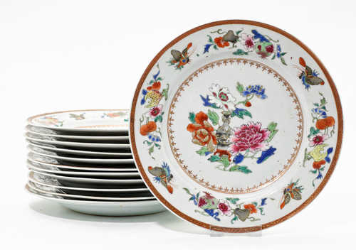 A SET OF 12 FAMILLE ROSE PLATES.