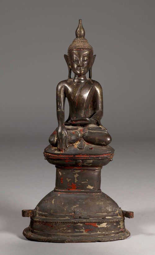 A BRONZE FIGURE OF THE SEATED BUDDHA. Burma, 18th c. Height 39 cm. Remains of gilt and red lacquer.