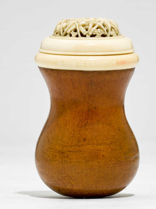 A CRICKET CAGE OF IVORY AND GOURD.