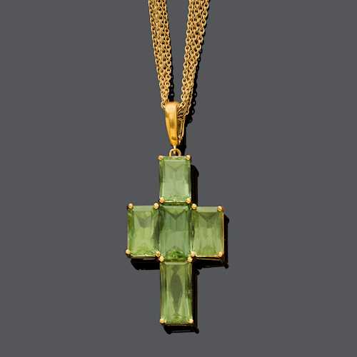 TOURMALINE AND GOLD CROSS PENDANT WITH CHAIN.