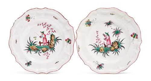 A PAIR OF FAIENCE PLATES WITH CHINOISERIE DECORATION