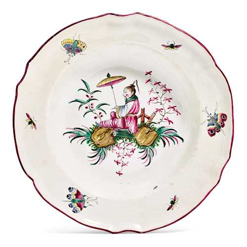 A FAIENCE PLATE WITH CHINOISERIE DECORATION