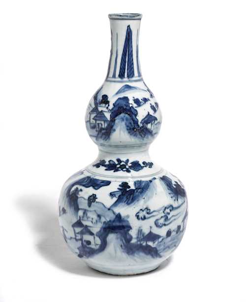 A BLUE AND WHITE DOUBLE GOURD VASE.