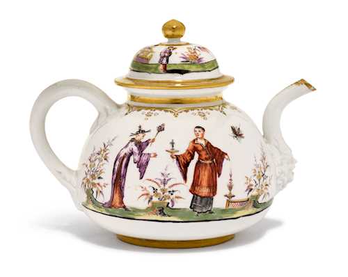 TEA POT WITH "HAUSMALER" CHINOISERIE DECORATION