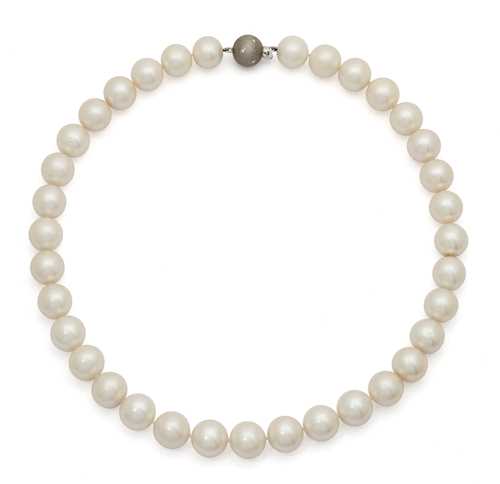 PEARL AND DIAMOND NECKLACE.
