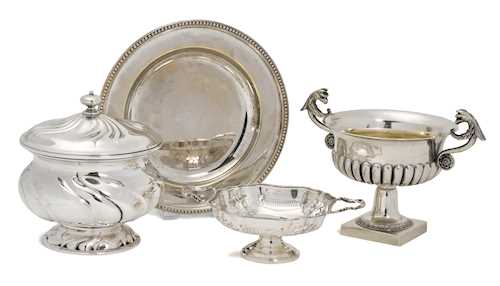 LOT COMPRISING A SMALL PLATE, A SUGAR BOWL, A LIDDED BOX AND A SMALL BOWL