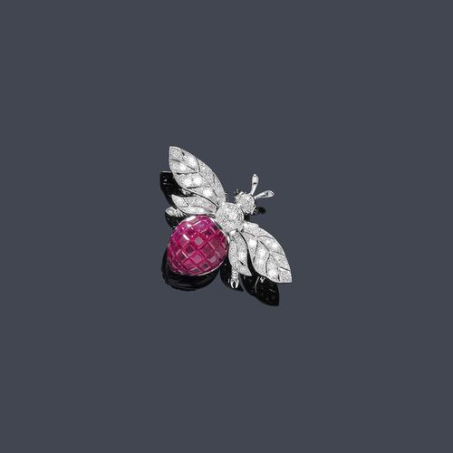 RUBY AND DIAMOND BROOCH. White gold 750. Enchanting brooch designed as a bee, the lower part of the body decorated with 43 square-cut rubies, invisible setting, weighing ca. 3.70 ct. The upper part of the body and the wings in a fine openwork design, set throughout with numerous brilliant-cut diamonds weighing ca. 0.35 ct. 2 small sapphires as eyes.