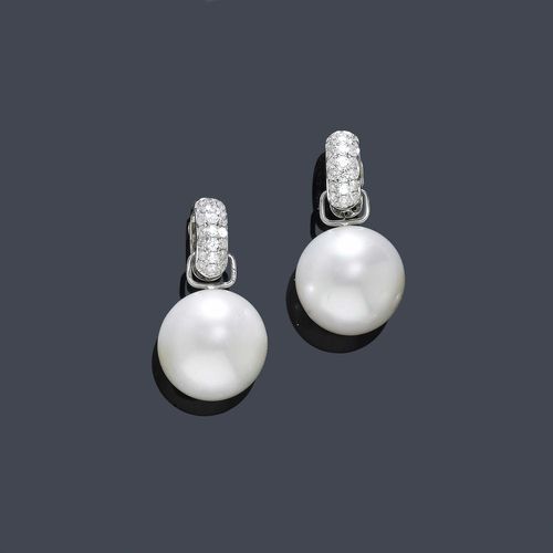 PEARL EARRINGS. White gold 750. Attractive ear pendants, each of one creole, the top set throughout with 21 brilliant-cut diamonds of ca. 0.95 ct, below, one removable South Sea cultured pearl of ca. 16.6 and 16.8 mm Ø, respectively, and of beautiful quality.