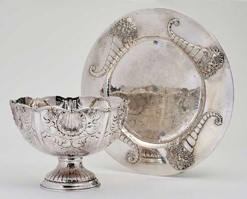 LOT COMPRISING A LARGE PLATTER AND A FOOTED BOWL