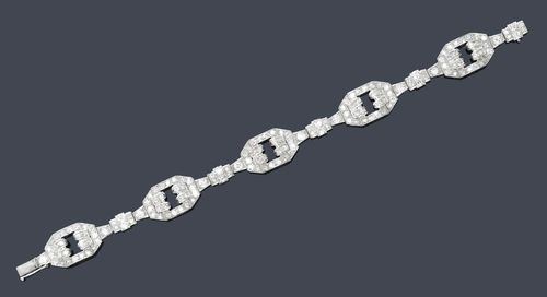 DIAMOND BRACELET, France, ca. 1925. Platinum. Elegant, attractive Art Deco bracelet of five octagonal links, intermediate links in a geometrical design, the top set throughout with 170 single-cut and old European-cut diamonds weighing ca. 5.50 ct. L ca. 18.5 cm.