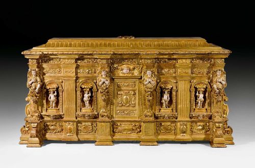IMPORTANT CHEST WITH BISHOP'S COAT OF ARMS,known as a "cassone da corredo", Late Renaissance, probably Rome, 17th century. Exceptionally richly carved, gilt and partly polychrome painted wood. With compartment. Restorations and supplements. 149x63x80 cm. Provenance: - Traditionally considered to be formerly in the Piccolomini collection, Rome. - From a European private collection.
